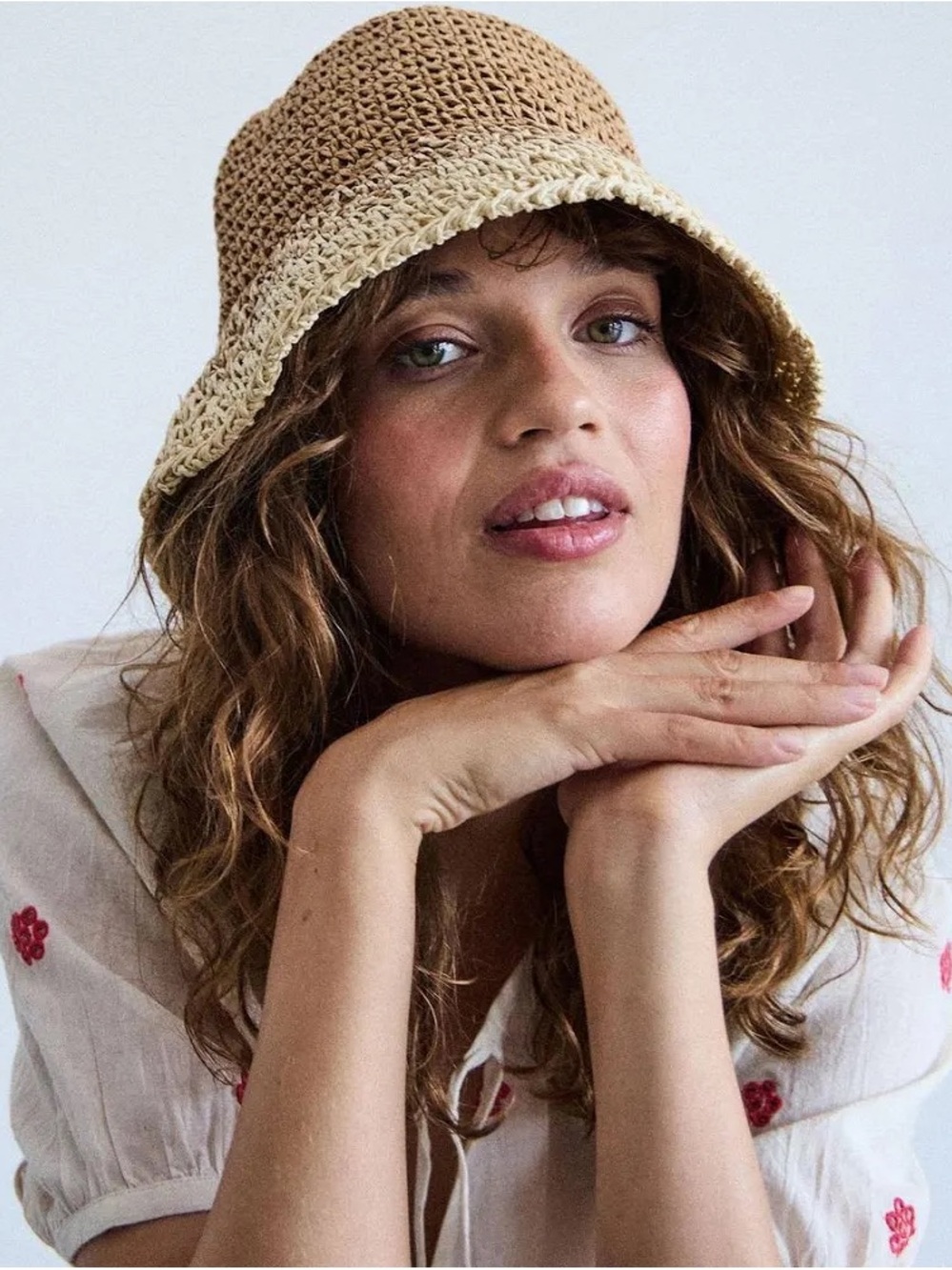 ICHI Two-Tone Crochet Straw Accent Basket Hat — Brown & Cream